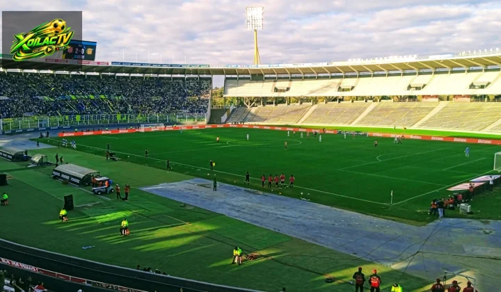Trận bóng đá tại sân Mario Alberto Kempes ở Córdoba