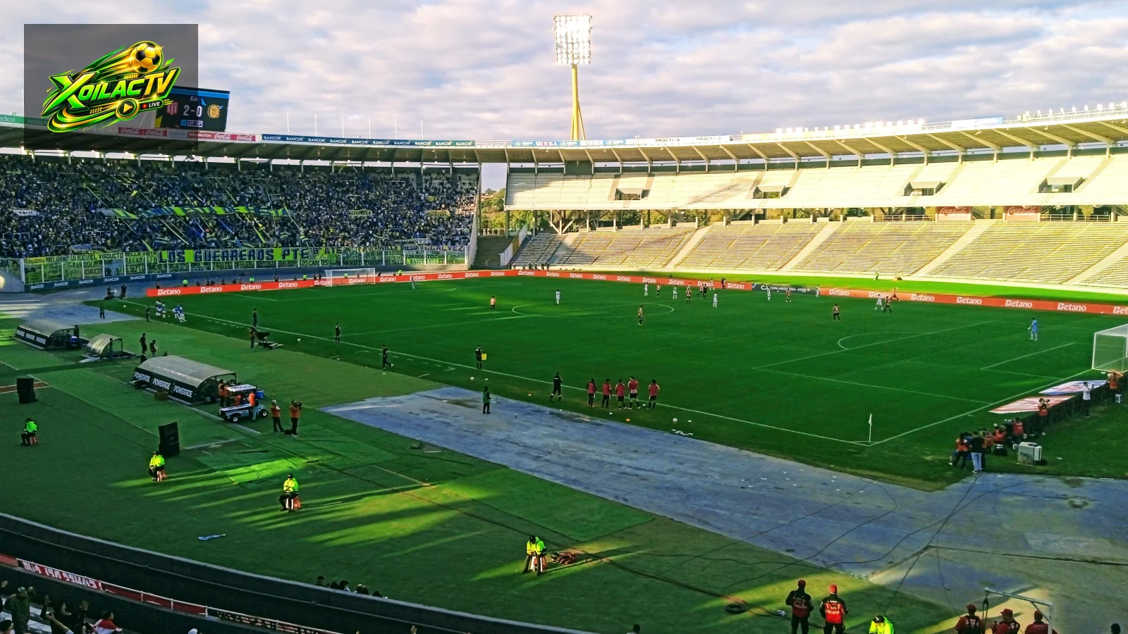 Trận bóng đá tại sân Mario Alberto Kempes ở Córdoba
