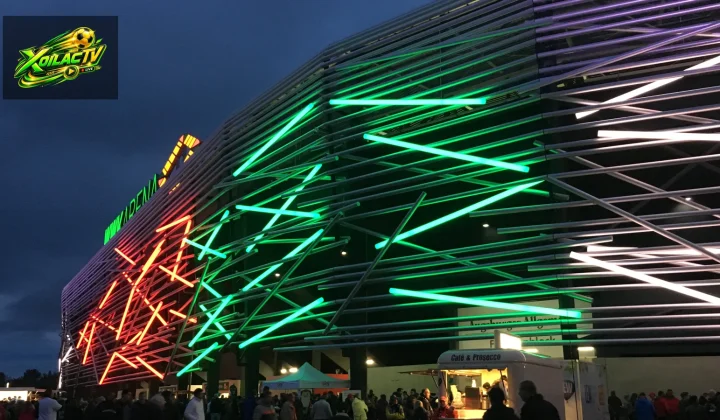 Mặt tiền WWK Arena tại Augsburg vào ban đêm