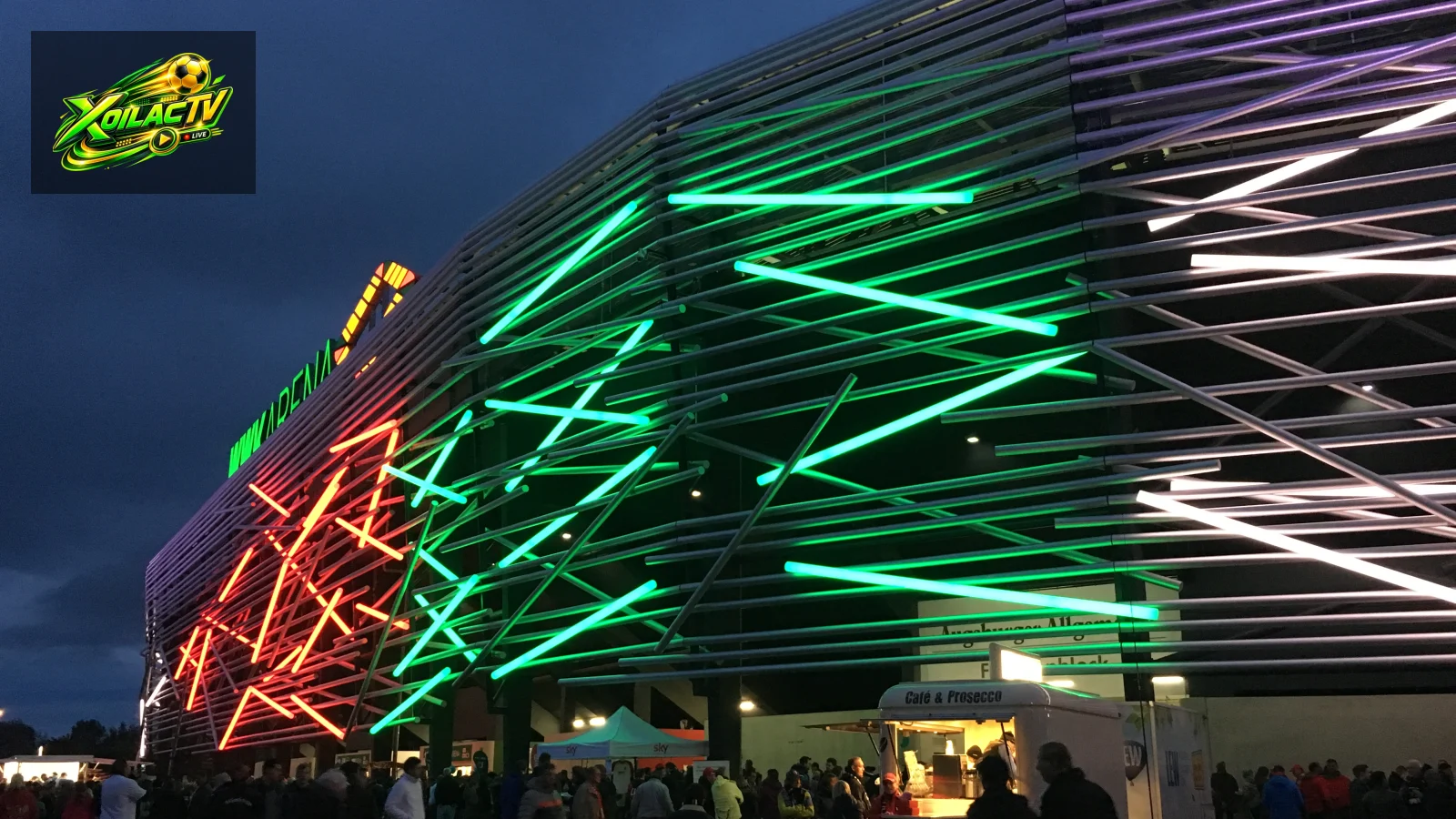 Mặt tiền WWK Arena tại Augsburg vào ban đêm