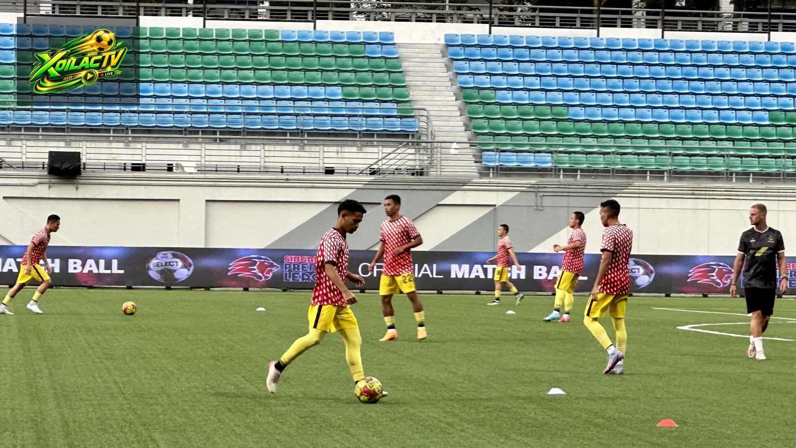 Khung cảnh thi đấu bóng đá tại Jalan Besar Stadium